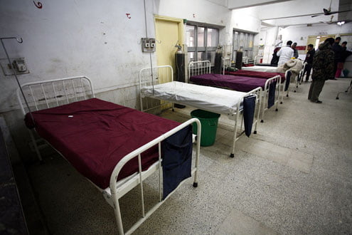 बीर अस्पतालको शल्यक्रिया कक्षमा कीरा र फट्याङ्ग्रा