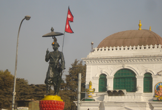 सिंहदरबार अगाडि पृथ्वीनारायण शाहको शालिक