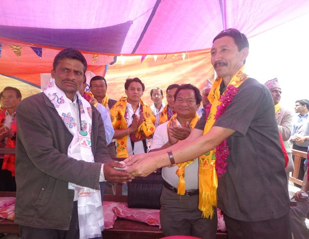प्रवासी म्याग्देलीद्वारा दृष्टिविहीन स्रोत कक्षालाई चार लाख सहयोग