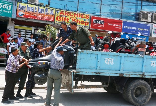 नगर प्रहरीको अनुपस्थितिले न्यूरोडमा फेरि जथाभाबी पार्किङ, फुटपाथमै व्यापार