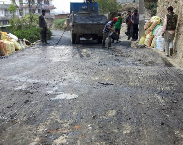 मापदण्ड विपरीत सडक ग्राभेल हुँदा स्थानीयको आपत्ति