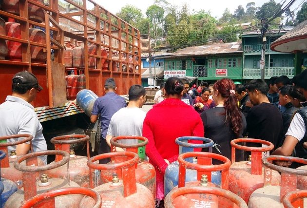 ग्यास अभाव र महँगीले उपभोक्ता पीडित, बजारमा कालोबजारी बढ्दै