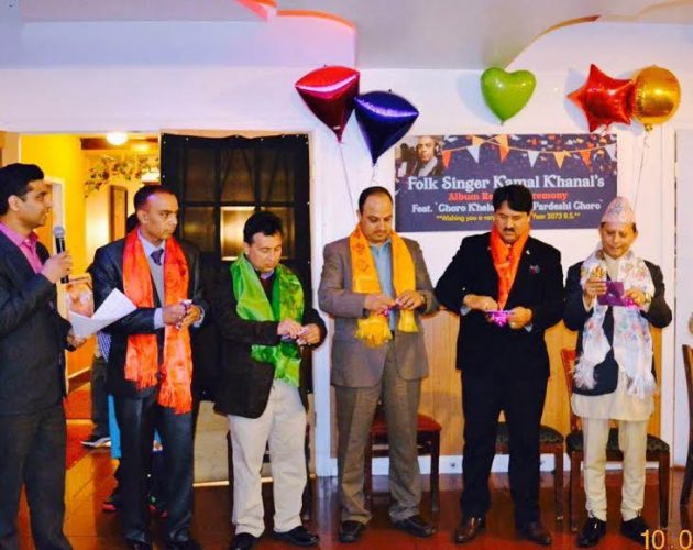 ‘छोरो खेलाउँदै’ आए लोकगायक कमल खनाल