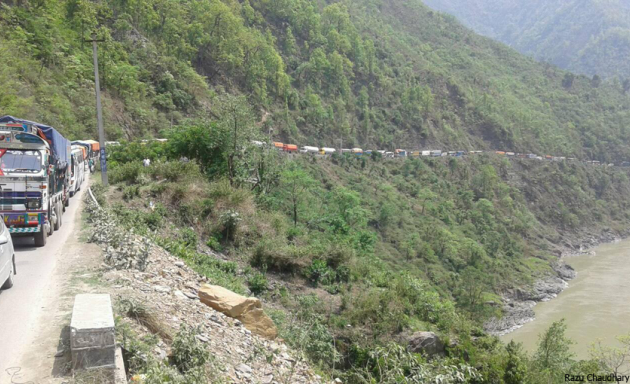 नारायणगढ मुग्लिन सडकखण्डमा गुडिरहेको ट्रकमा ढुंगा खस्यो, चालकको मृत्यु
