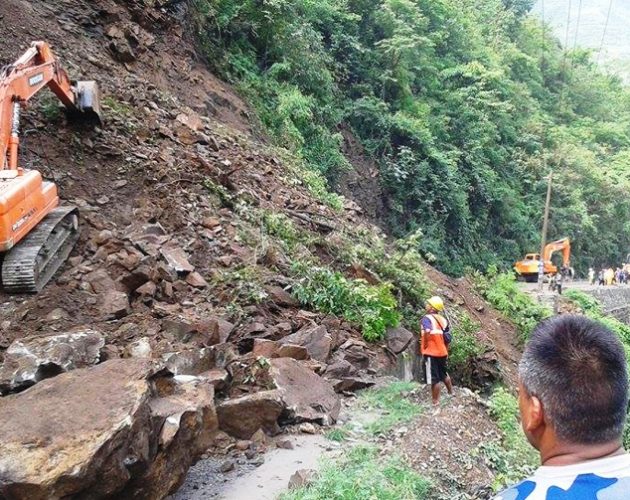 मुग्लिन–नारायणगढ सडकमा फेरि अर्काे पहिरो, बाटाे अवरुद्ध