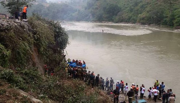 सिमेन्ट बोकेको ट्रक त्रिशुली नदीमा खस्यो, चलकसहित दुईजना बेपत्ता