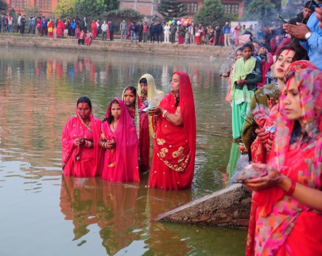 छठको दोस्रो दिन आज खरना विधिः अस्ताउँदो सूर्यलाई खीर, रोटी, फलफूल र ठेकुवा चढाइँदै
