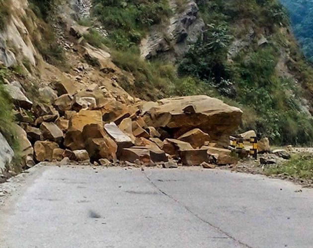 नारायणगढ—मुग्लिङ सडकखण्डमा सात ठाउँमा पहिरो, बाटो अवरुद्ध