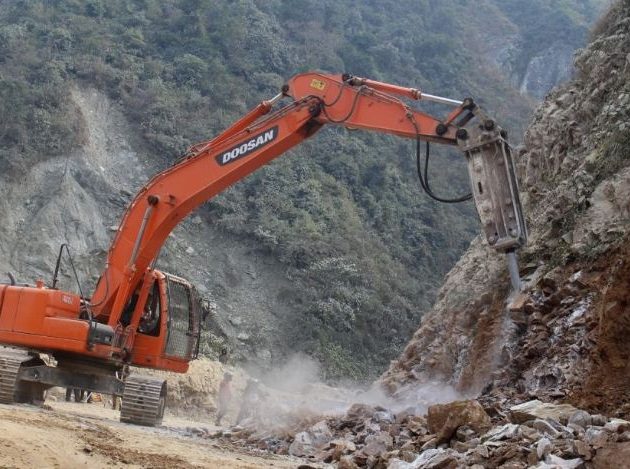 लगातारको पहिरोले मुग्लिनमा यात्रुलाई सास्ती !