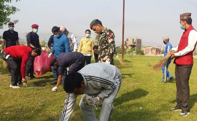 मुख्यमन्त्री र मन्त्री नै झाडु बोकेर सरसफाइमा निस्किएपछि …