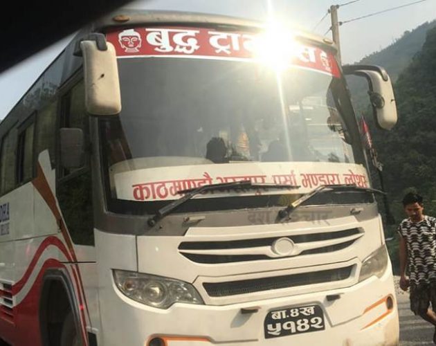 बस र ट्रक आपसमा ठोक्किदा चालकसहित ११ यात्रु घाइते