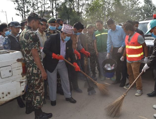 सभामुखले झाडू लगाउँदै शुरु गरे स्वच्छ वातावरण महाअभियान