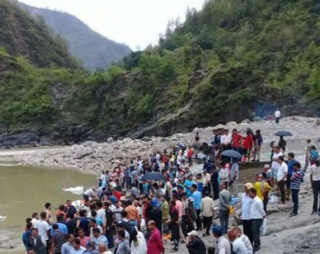 बस दुर्घटनामा ज्यान गुमाएका १२ जनाको सामूहिक अन्त्येष्टि