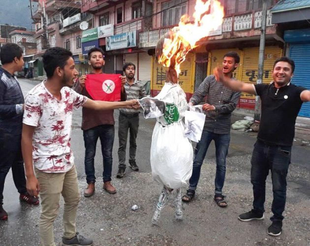 मूल्यबृद्धिको विरोधमा विद्यार्थीले प्रधानमन्त्री ओलीको पुत्ला जलाए