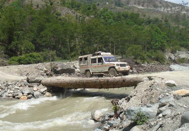 गाडी चढ्ने रहरले गहना बेचेर सडक निर्माण