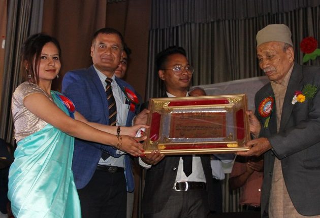 खादाको ठाउँमा नेपालको झण्डा अंकित पिन !