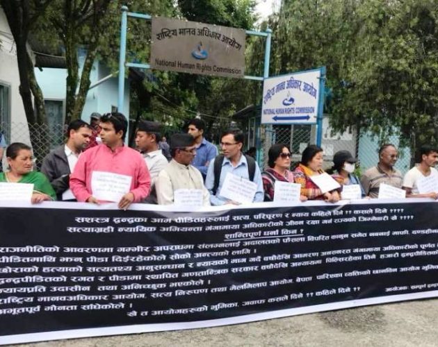 अनसनरत गंगामायालाई बचाउन माग गर्दै अधिकारीकर्मीको धर्ना