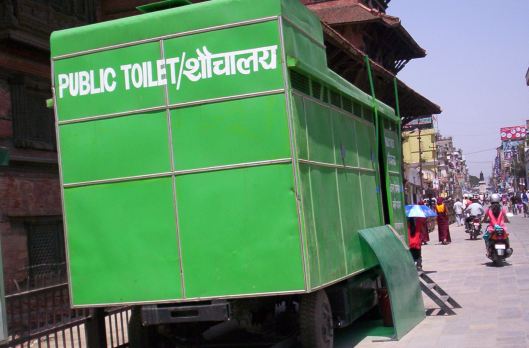 साढे तीन लाख खर्चेर बनाएकाे घुम्ती शौचालय प्रयोगहीन
