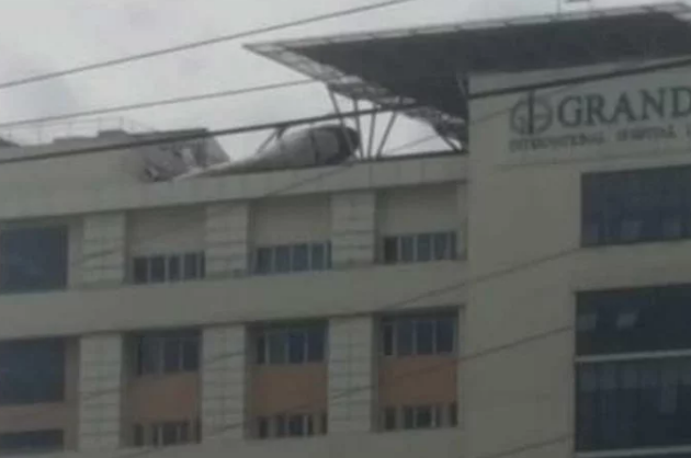 सिम्रिक एयरको हेलिकोप्टर ग्राण्डीको छतमा दुर्घटनाग्रस्त