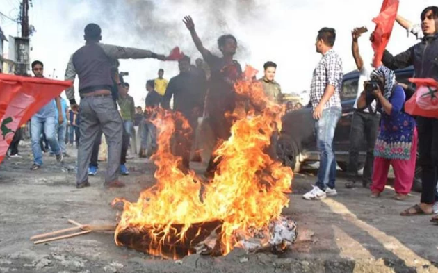 गोङ्गबुमा नेविसंघले जलायो प्रधानमन्त्री ओलीको पुत्ला