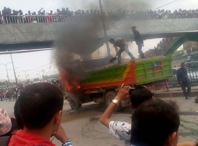 ठक्करबाट महिलाको मृत्यु भएपछि ट्रिपरमा आगजनी