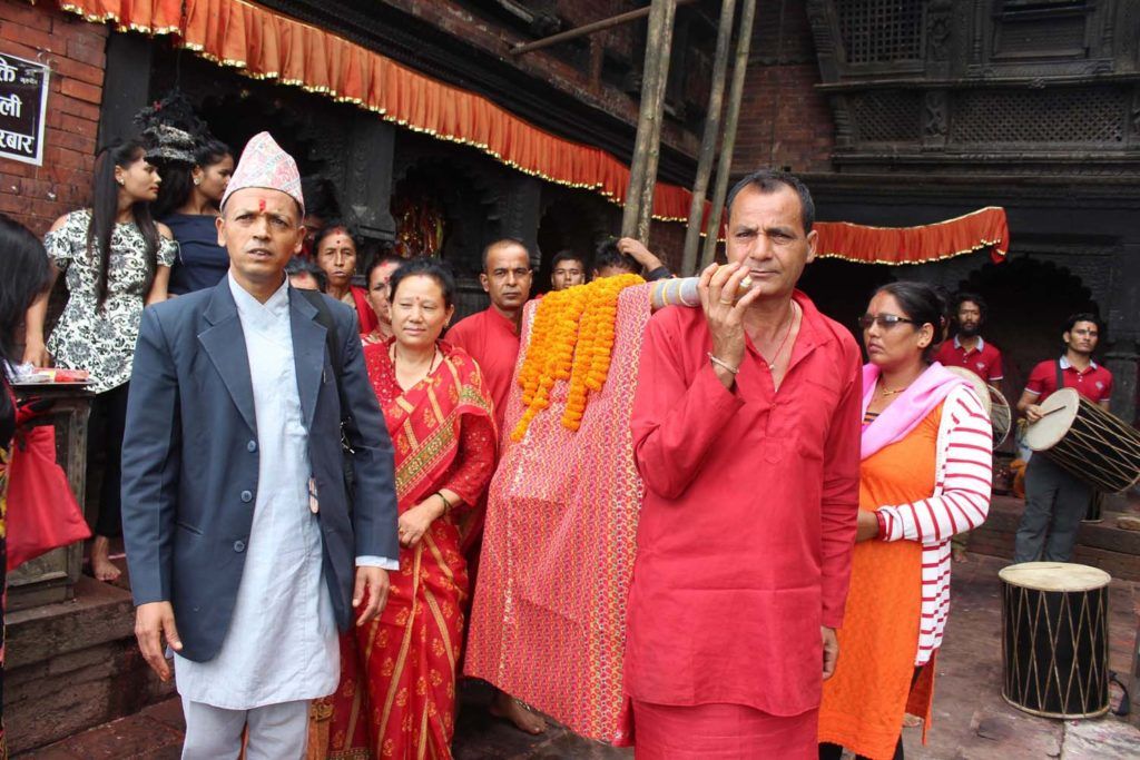 कसरी ल्याइन्छ गोरखाबाट फूलपाती ?