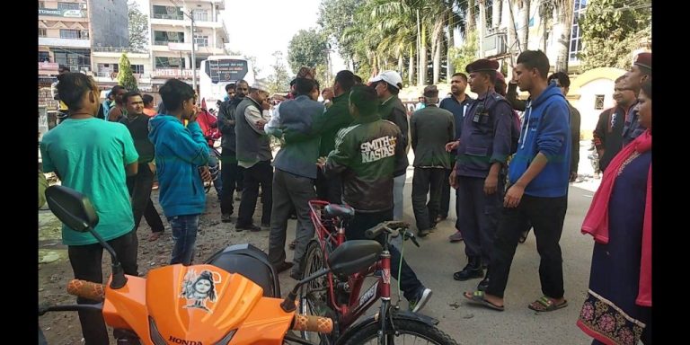 धर्नामा बसेका निर्मलाका बुवाको मानसिक अवस्था बिग्रिँदै