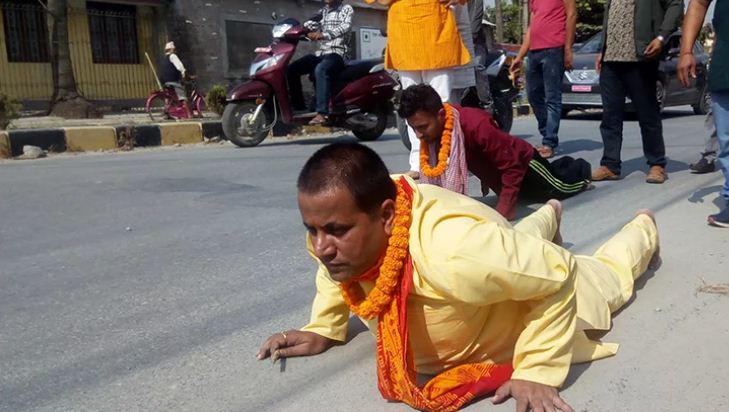 समृद्धि माग्दै सडकमा ३ किमि घस्रिए विराटनगरका मेयर