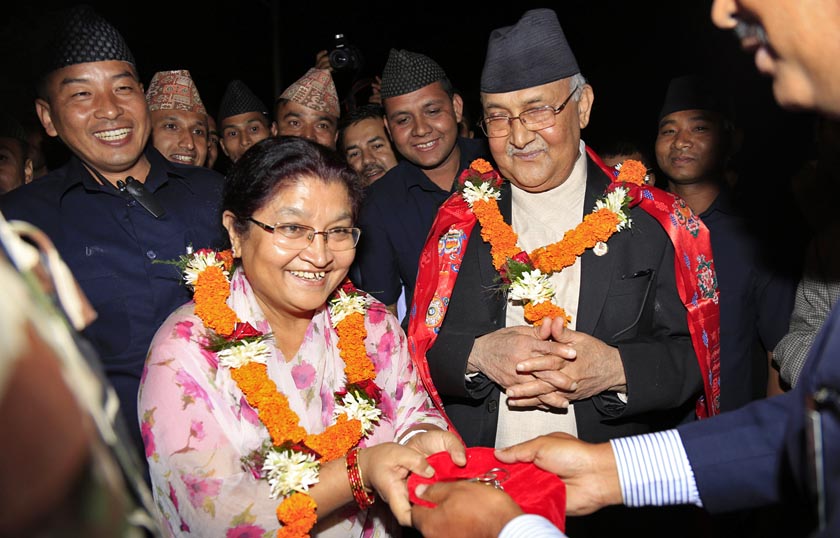 चर्चकी गुरुआमासँग आशीर्वाद लिँदै प्रधानमन्त्री दम्पतीसहित १५ सय जोडी