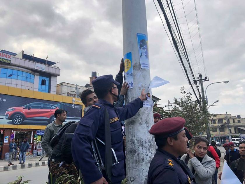 प्रहरीले च्यातेर फ्याँके निर्मला न्यायको माग राख्दै टासिँएको पोस्टर