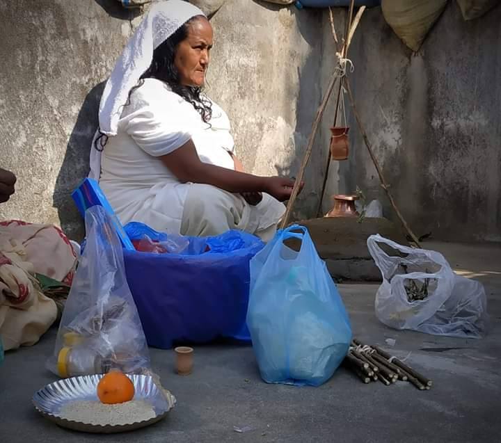 आमाको किरीया गर्ने श्रीमतीलाई श्रीमानको साथ