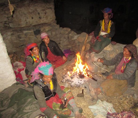महिनावारीको पीडा: आगोकै भरमा रातभर खुला आकाशमुनि बास