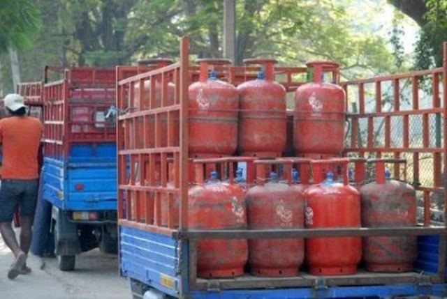 ग्यास अभावका कारण अबदेखि आधा सिलिन्डर मात्रै बिक्री वितरण गरिने