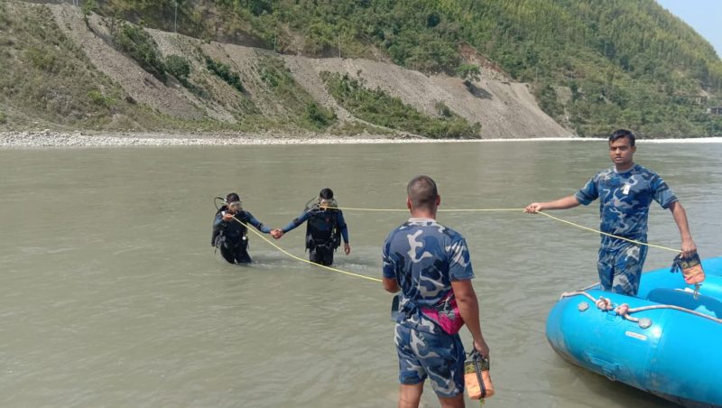 कर्णालीमा बेपत्ता भएका दुई किशोरको खोजी गर्न गोताखोर परिचालन