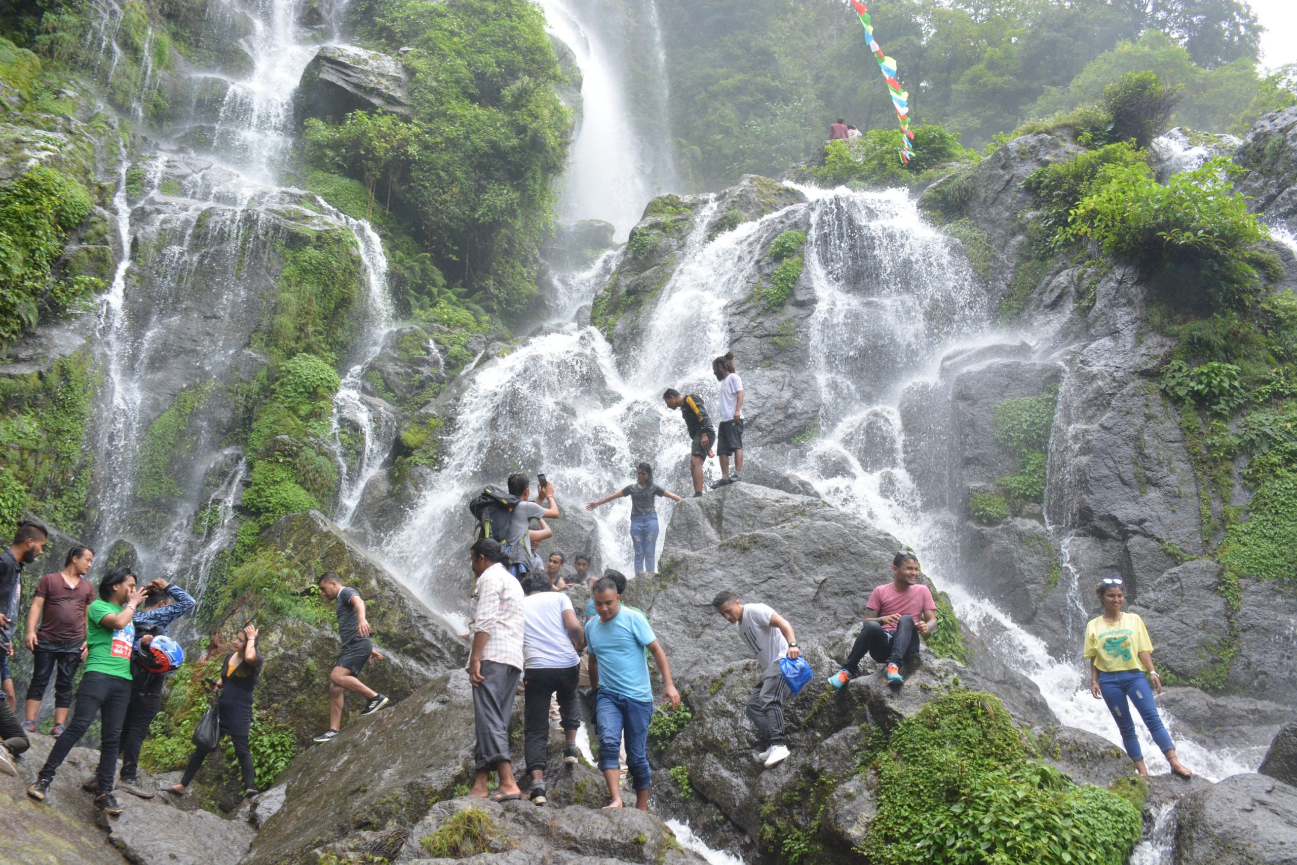 तीन धारामा पर्यटक…