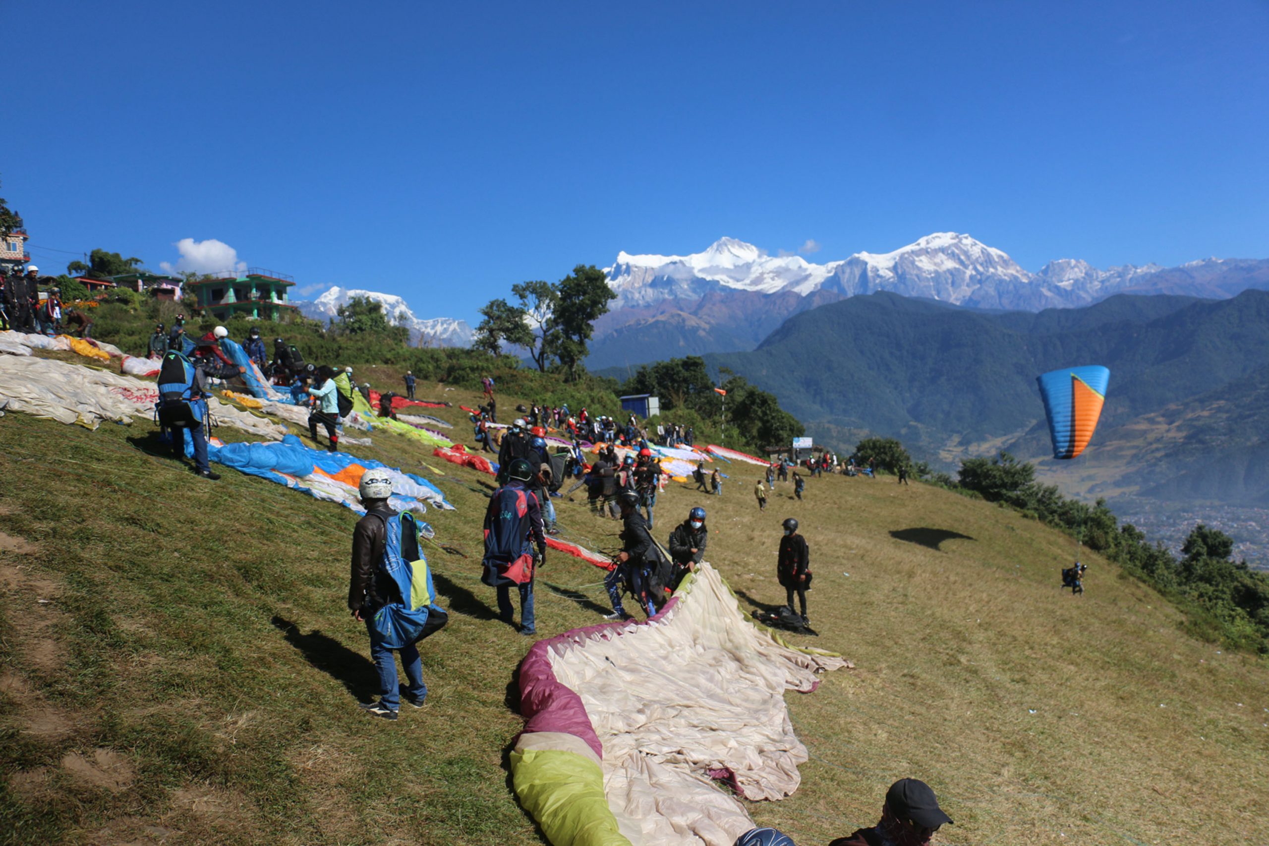 सराङ्गकोटबाट प्याराग्लाईडिङ