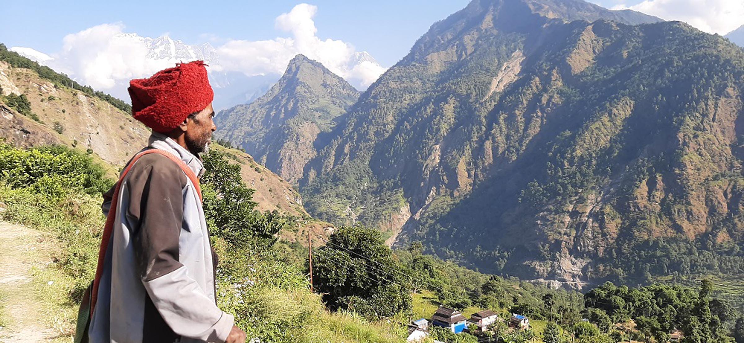 सूचना सुनाउँदै कटुवाल