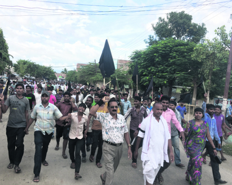 सुनसरी गोलीकाण्डको विरोधमा सिरहामा प्रदर्शन, पूर्वपश्चिम राजमार्ग अवरुद्ध