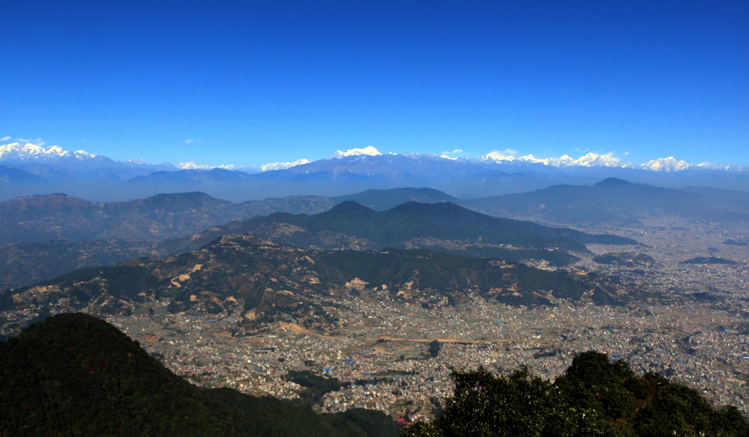 चन्द्रागिरिबाट कैद गरिएका हिम शृङ्खला