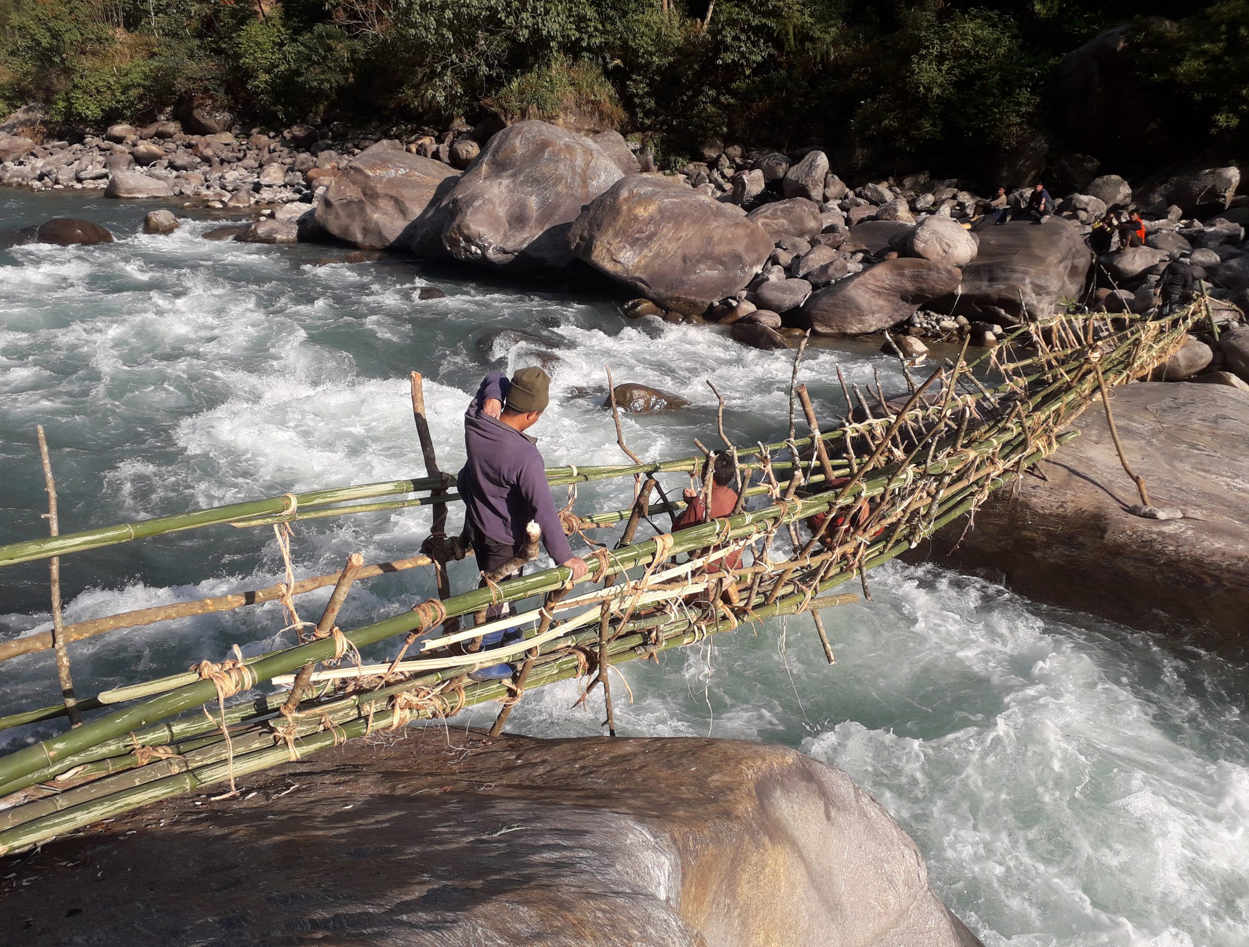 फड्केबाट तमोर नदी तर्दै स्थानीयवासी