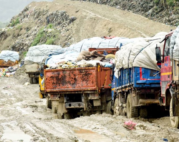 बञ्चरेडाँडा विवादले काठमाडौंबाट फोहोर बोकेका गाडी बीच बाटोमै अलपत्र