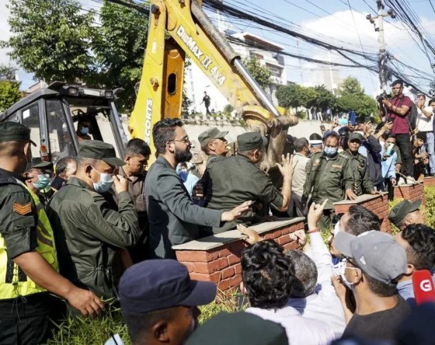 काठमाडौँ महानगरले मनमती खोलामा बनेका अवैध संरचना भत्कायो