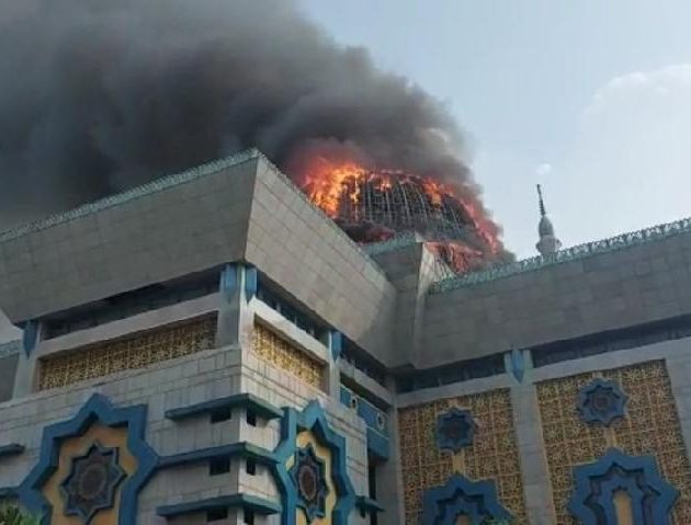 इन्डोनेसियाको सबैभन्दा ठूलो मस्जिदमा भीषण आगलागी