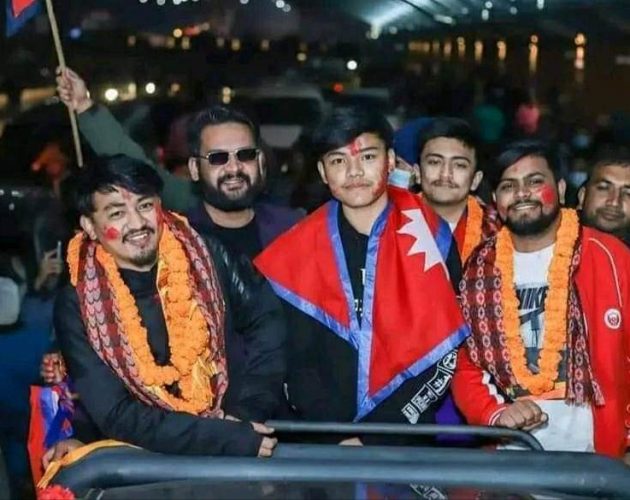 पब्जी विश्वकपकाे उपविजेता नेपाली टोलीको साथमा मेयर बालेन स्वदेश फिर्ता