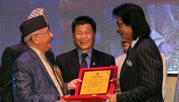राजेश हमाललाई केपी ओलीले दिए महानायकको सम्मान