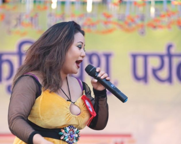 फुर्सदिला कलाकारलाई मात्रै लोक दोहोरीको ठेक्का !