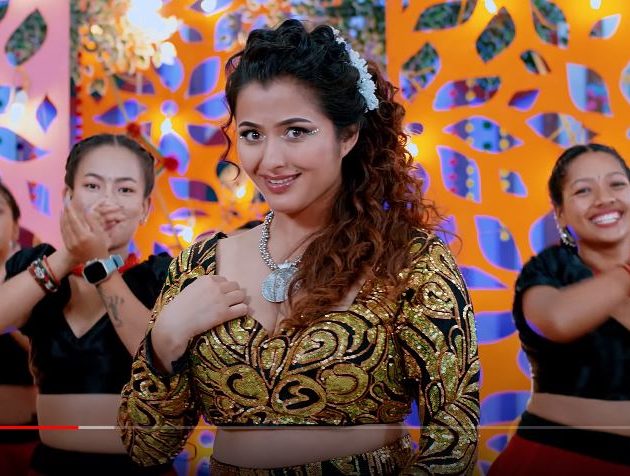 ‘बिजुली चमक्क’ मा यसरी चम्किइन् अञ्जली (भिडियो)