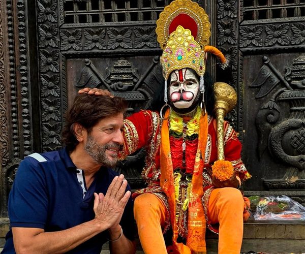 बलिउड अभिनेता चंकी पाण्डेले गरे पशुपतिनाथको दर्शन