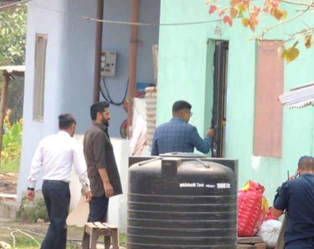 रविलाई राखेको कोठाको झ्यालमा प्लाइउड हटाएर जाली लगाइयो
