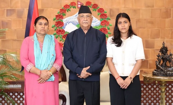 इजरायलबाट फर्किएर विपिन जोशीकी आमा र बहिनीको प्रधानमन्त्रीसँग भेट